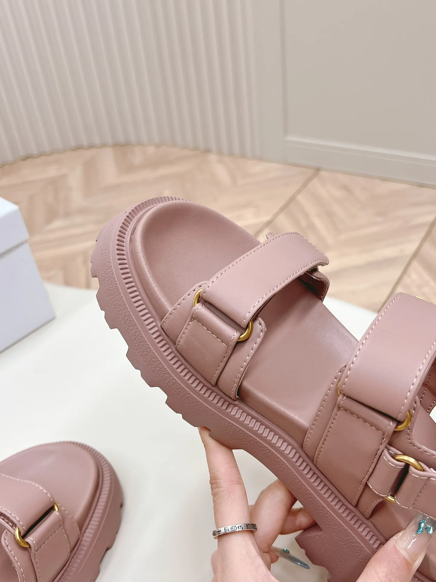 👟👟Ex-factory price 520👟👟 2024Dior Classic Velcro high-heeled sandals and slippers series original replica high version super durable and versatile style very comfortable on the foot, slim and tall, original leather upper, original d hardware buckle, original TPU outsole Heel height is about cm Size: 35-42